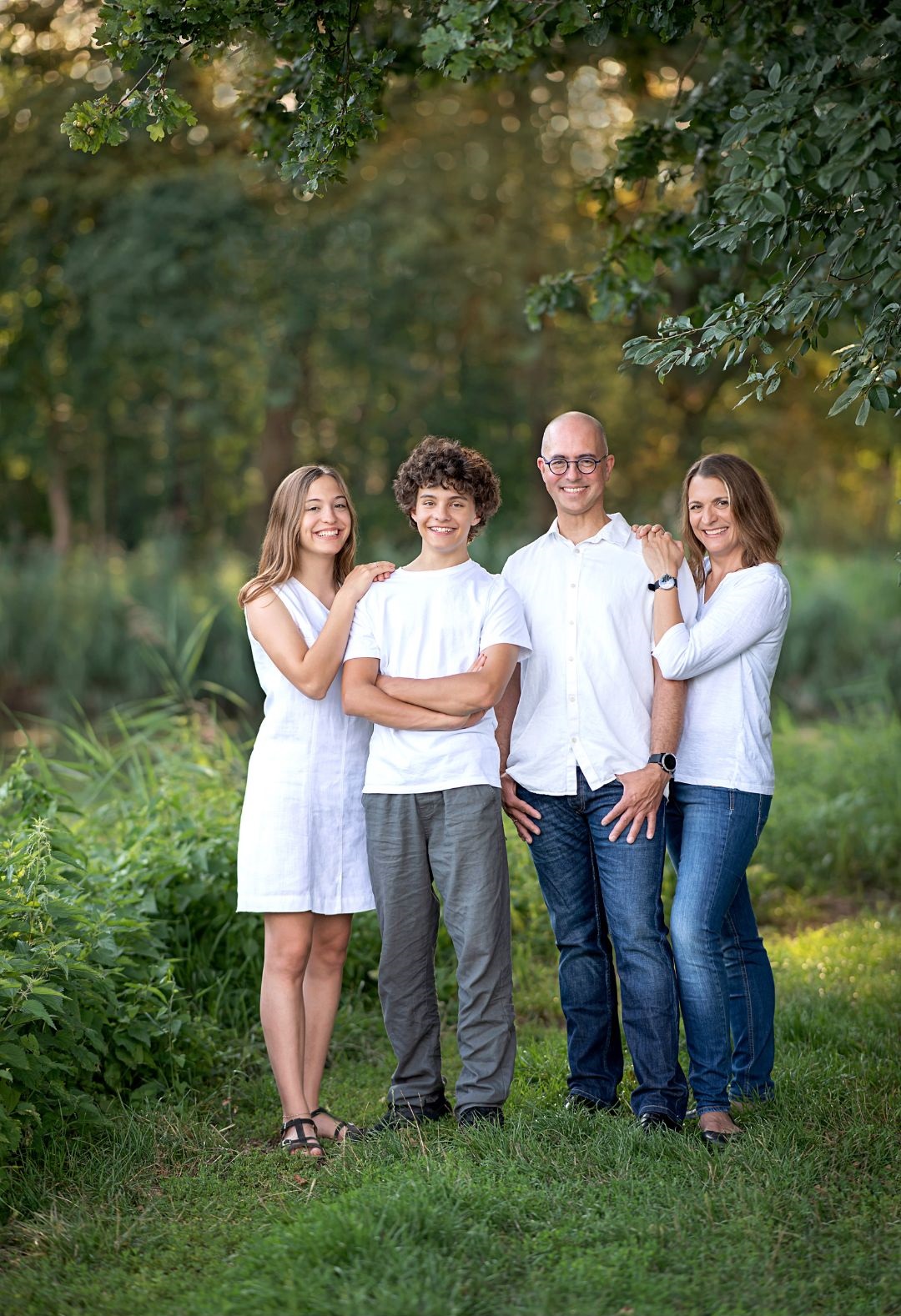 Familie steht im Wald