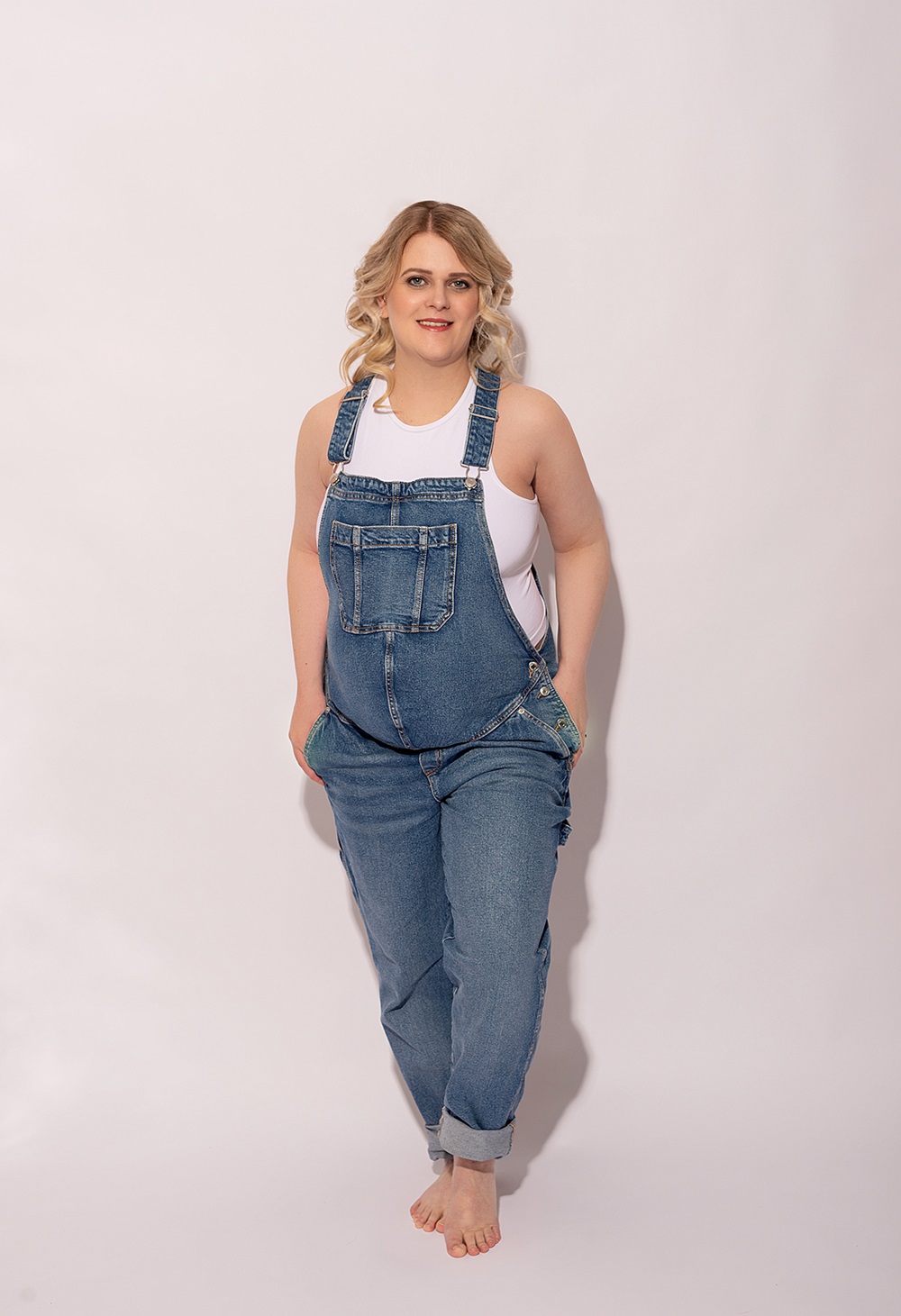 Schwangere Frau in Latzhose